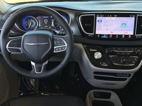 Used 2024 Chrysler Pacifica Touring-L FWD image 17
