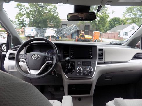 Used 2020 Toyota Sienna LE AWD/4WD image 16