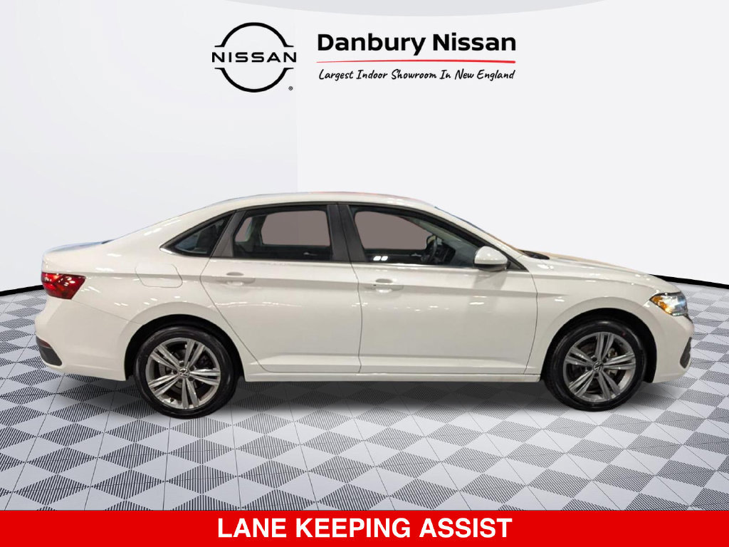 Used 2024 Volkswagen Jetta SE FWD image 2