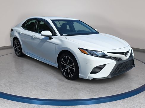 Used 2018 Toyota Camry SE w/ Convenience Package FWD image 3
