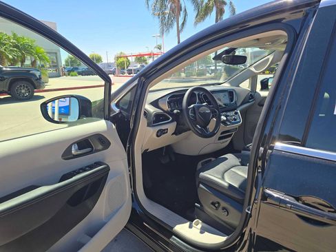 Used 2024 Chrysler Pacifica Touring-L FWD image 21