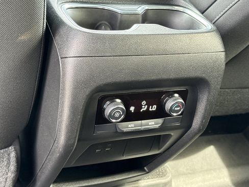 Used 2025 Chevrolet Traverse LT FWD image 13