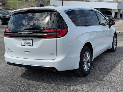New 2026 Chrysler Pacifica Select AWD/4WD image 4
