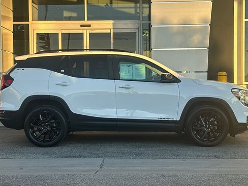 Used 2024 GMC Terrain SLE w/ Elevation Edition image 3