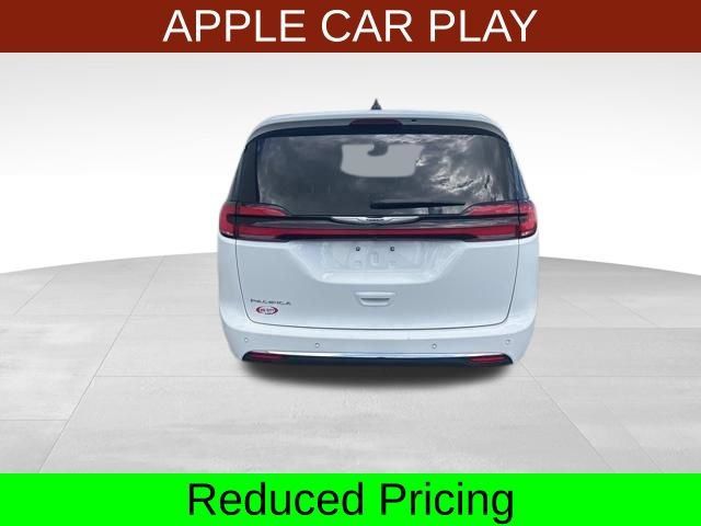 Used 2024 Chrysler Pacifica Touring-L FWD image 6