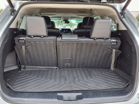 Used 2023 Toyota Highlander XLE FWD image 9