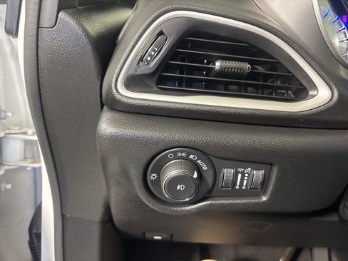 Used 2025 Chrysler Pacifica Select FWD image 17