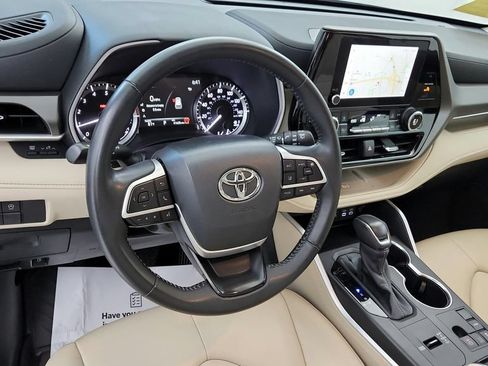 Certified 2024 Toyota Highlander XLE FWD image 30