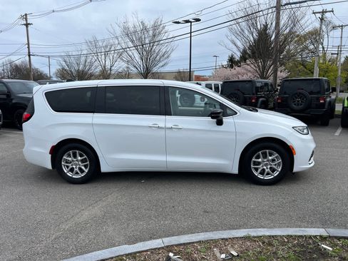 Used 2024 Chrysler Pacifica Touring-L FWD image 7