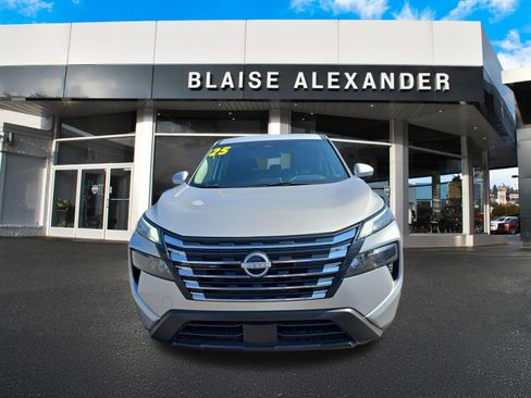 Used 2025 Nissan Rogue SV AWD/4WD image 10