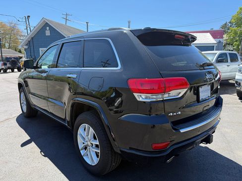 Used 2017 Jeep Grand Cherokee Overland AWD/4WD image 9