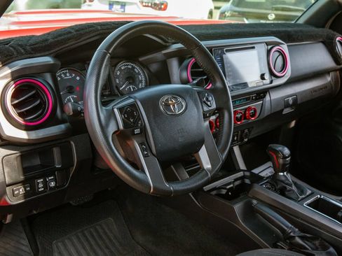 Used 2017 Toyota Tacoma TRD Sport w/ Premium & Technology Package AWD/4WD image 10