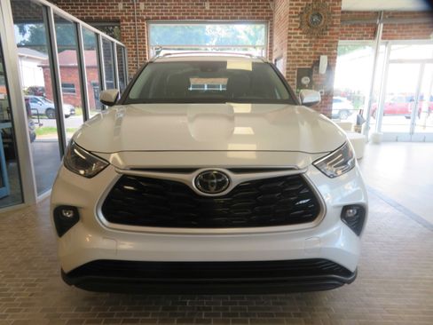 Used 2023 Toyota Highlander XLE FWD image 2