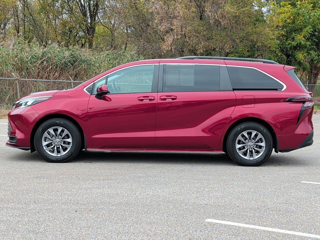 Certified 2024 Toyota Sienna LE AWD/4WD image 4