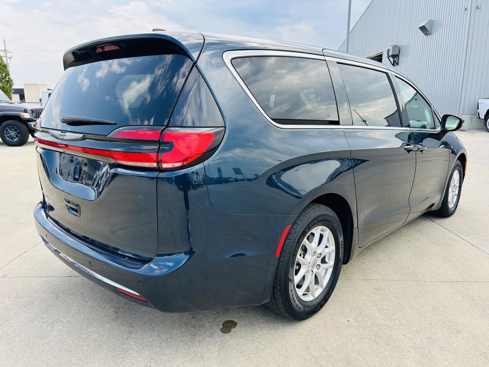 Used 2023 Chrysler Pacifica Touring-L FWD image 39