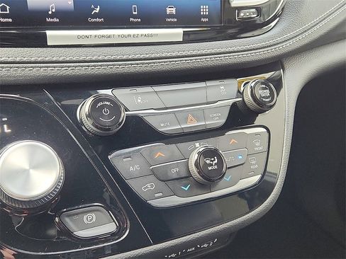 Used 2022 Chrysler Pacifica Touring-L w/ S Appearance Package image 16