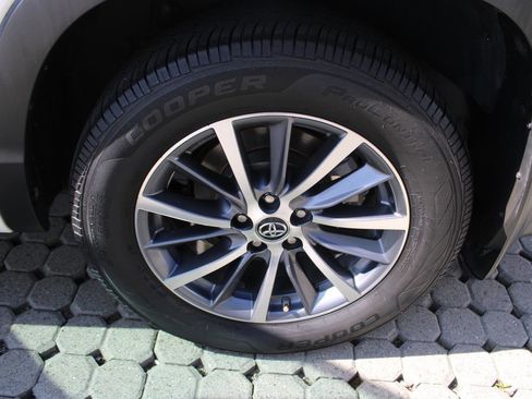 Used 2017 Toyota Highlander XLE image 12