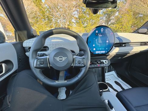 Used 2025 MINI Cooper 2-Door Hardtop image 18