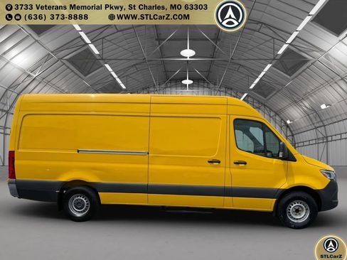 Used 2021 Mercedes-Benz Sprinter 2500 image 2