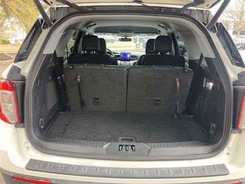 Used 2022 Ford Explorer XLT w/ Equipment Group 202A image 8