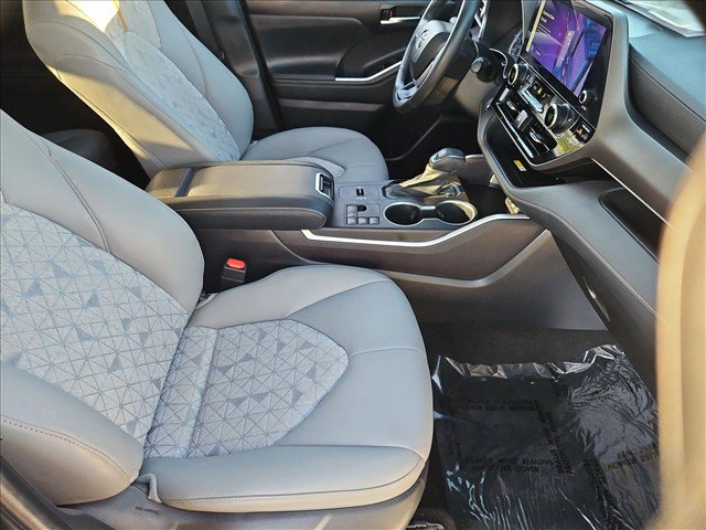 Used 2023 Toyota Highlander Bronze Edition FWD image 28