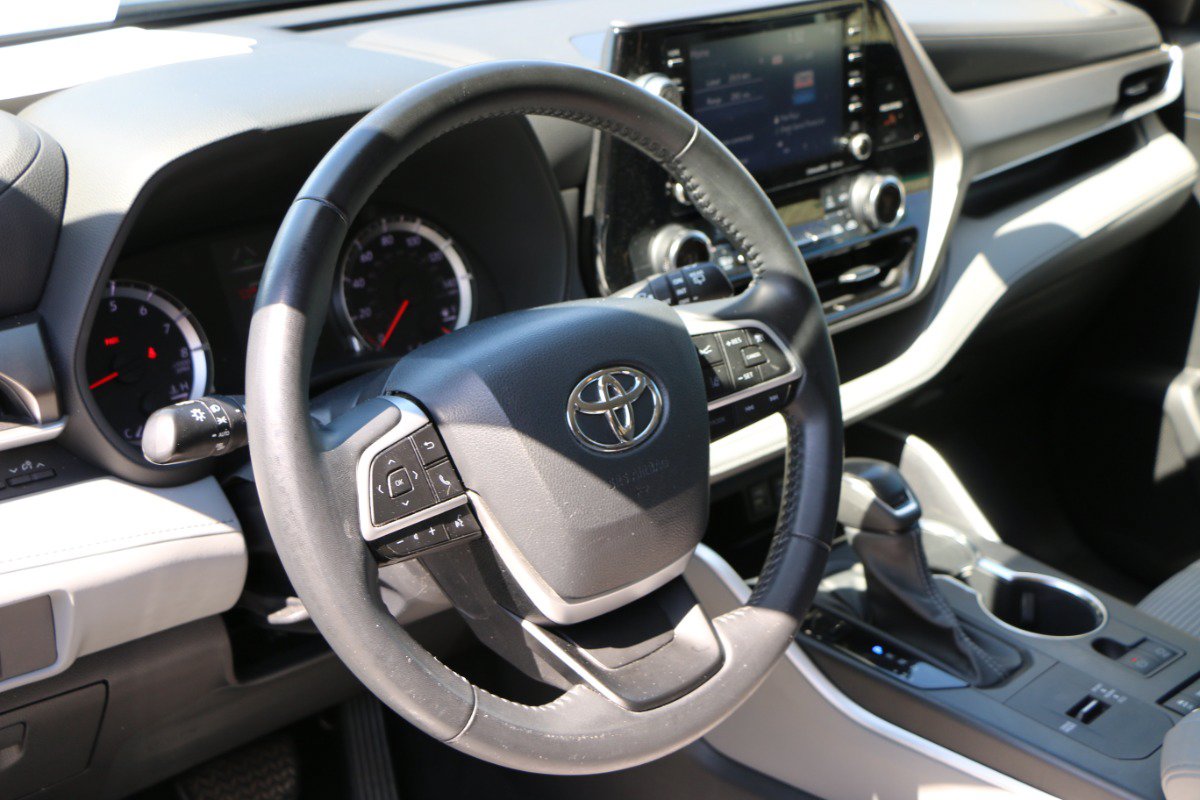 Used 2022 Toyota Highlander LE FWD image 17