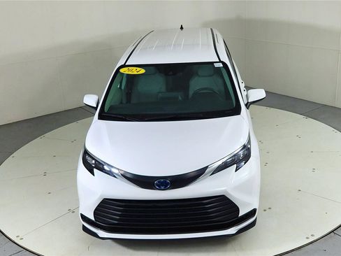 Used 2024 Toyota Sienna LE image 14