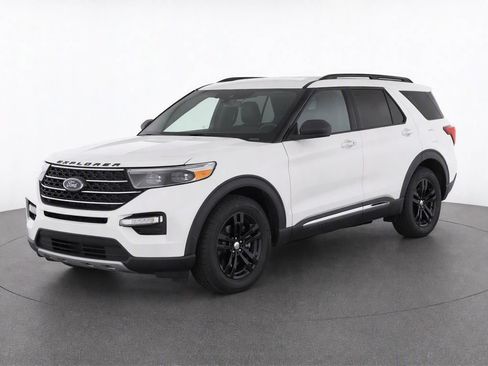 Used 2023 Ford Explorer XLT w/ Equipment Group 202A RWD image 2