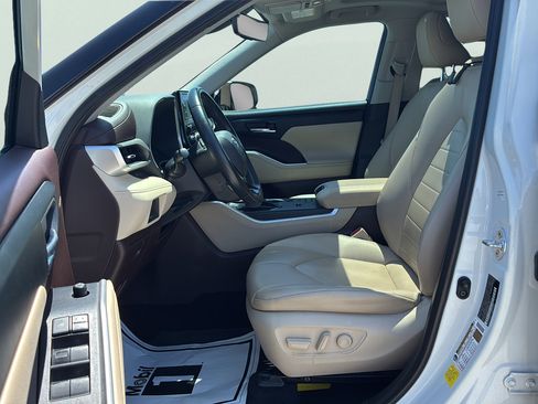 Used 2020 Toyota Highlander XLE FWD image 19