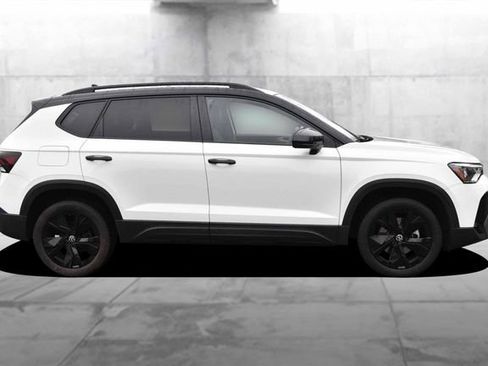 Certified 2025 Volkswagen Taos SE FWD image 5