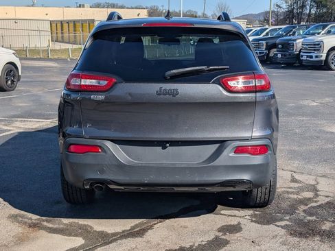 Used 2017 Jeep Cherokee Sport image 6