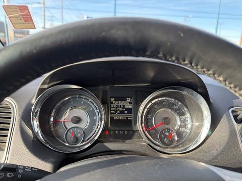 Used 2016 Chrysler Town & Country Touring-L image 36