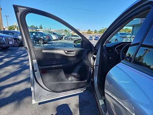 Used 2022 Ford Escape SE image 13