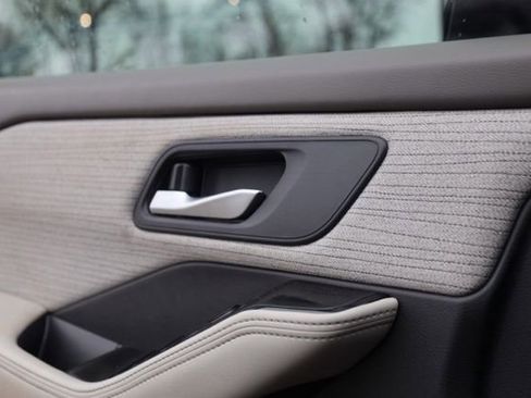 Used 2023 Nissan Rogue SL w/ SL Premium Package image 19