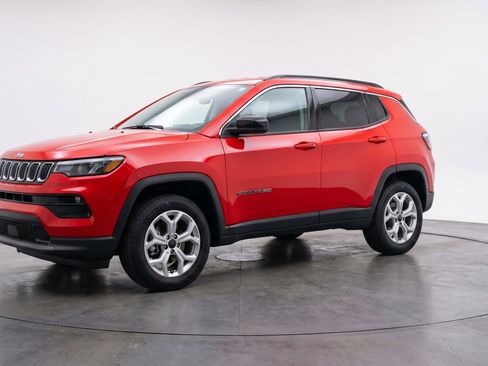 Used 2025 Jeep Compass Latitude AWD/4WD image 3
