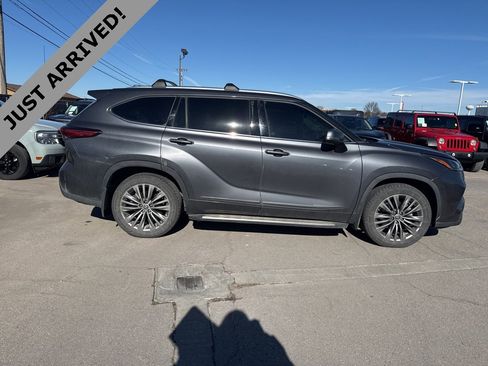 Used 2021 Toyota Highlander Platinum image 4