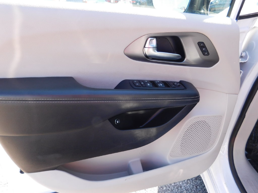 Used 2024 Chrysler Pacifica Limited FWD image 18