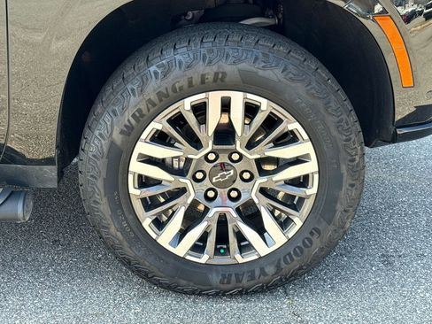 Certified 2025 Chevrolet Suburban Z71 image 12