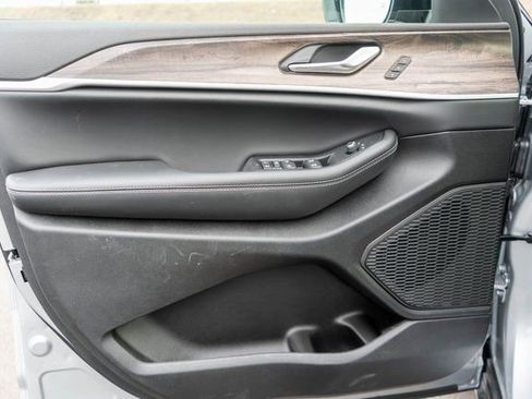 New 2025 Jeep Grand Cherokee Limited image 12