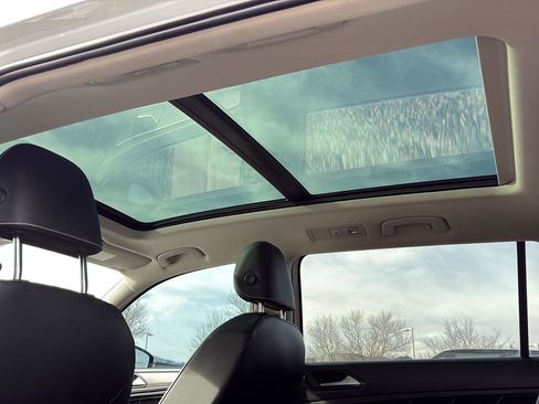 Used 2022 Volkswagen Tiguan SE image 18