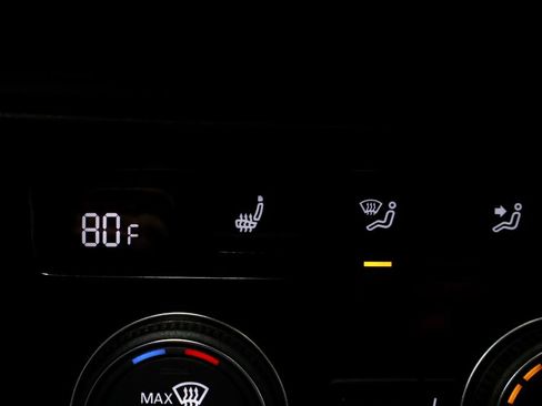 Used 2023 Volkswagen Jetta SE w/ Panoramic Sunroof Package FWD image 4