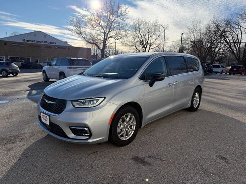 Used 2024 Chrysler Pacifica Touring-L FWD image 2