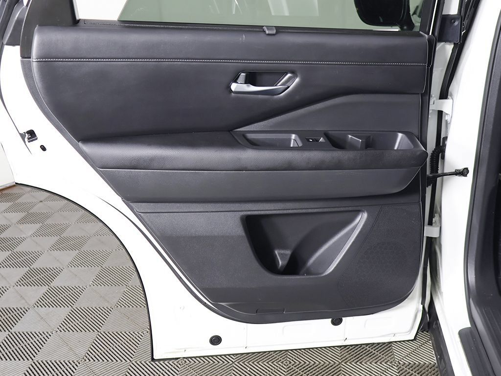 Used 2024 Nissan Pathfinder SL AWD/4WD image 27