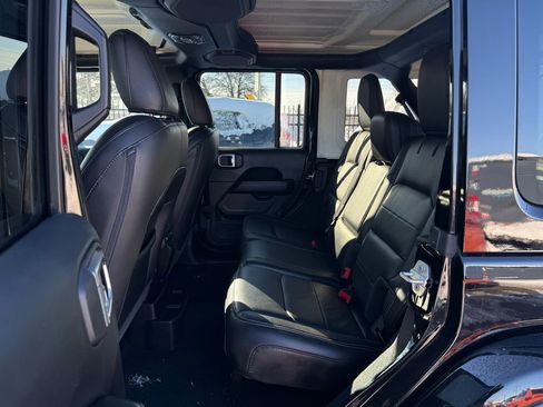 Used 2022 Jeep Wrangler Unlimited Sahara w/ Cold Weather Group image 17