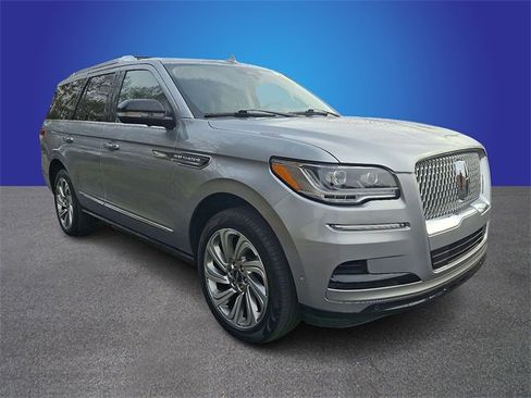Used 2024 Lincoln Navigator Premiere image 3