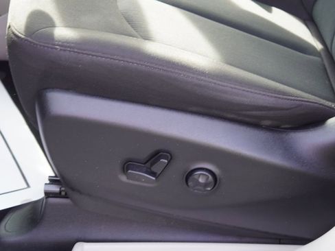 Used 2023 Chrysler Voyager LX image 21