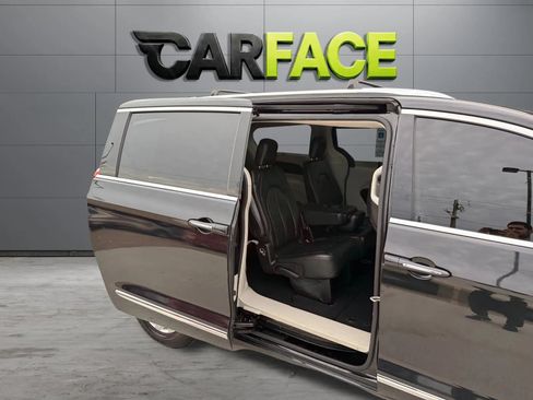 Used 2019 Chrysler Pacifica Touring-L FWD image 22