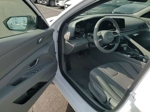 New 2025 Hyundai Elantra SEL image 12