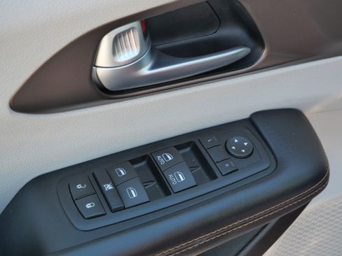 Used 2017 Chrysler Pacifica Touring-L image 19