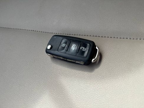 Used 2014 Volkswagen Beetle TDI image 26